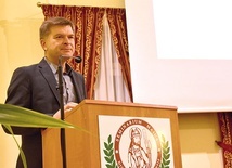 Grzegorz Górny w czasie wykładu dla młodzieży.