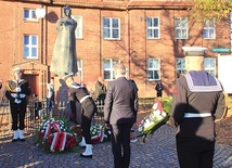 Mieszkańcy Pomorza pamiętają o bohaterskich duchownych. Tutaj składanie kwiatów przy pomniku bł. ks. Bronisława Komorowskiego.