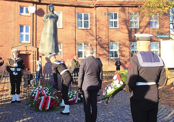 Mieszkańcy Pomorza pamiętają o bohaterskich duchownych. Tutaj składanie kwiatów przy pomniku bł. ks. Bronisława Komorowskiego.