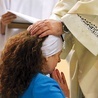 Podczas konsekracji biskup nakłada ręce w geście błogosławieństwa i modli się nad wdową. 