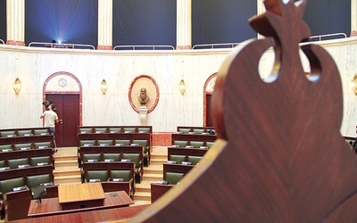 Sala Sejmu Śląskiego, w której obradują radni.  Na pierwszym planie oparcie fotela marszałka.
