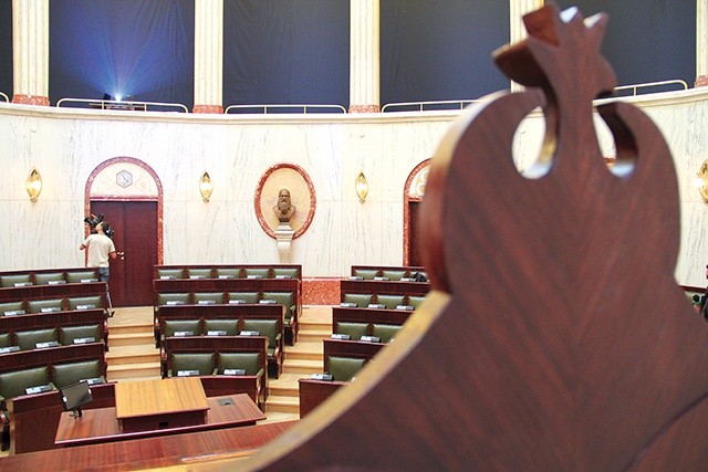 Sala Sejmu Śląskiego, w której obradują radni.  Na pierwszym planie oparcie fotela marszałka.