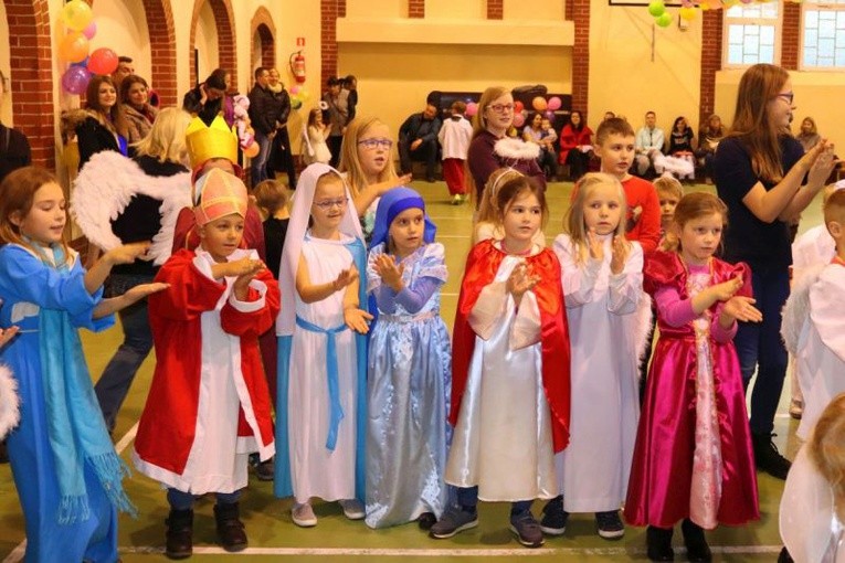 Marsz i bal Wszystkich Świętych w Drezdenku