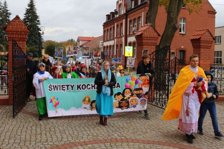 Marsz i bal Wszystkich Świętych w Drezdenku