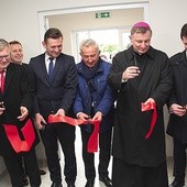 Biskup oraz przedstawiciele władz i osób zasłużonych dla hospicjum przecięli wstęgę do nowej części domu.