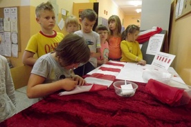 Niemal każdy uczeń włącza się w akcje tworzenia flagi Polski.