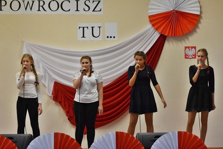 Pieśni patriotyczne na „Wysypisku” w Lutomii Dolnej