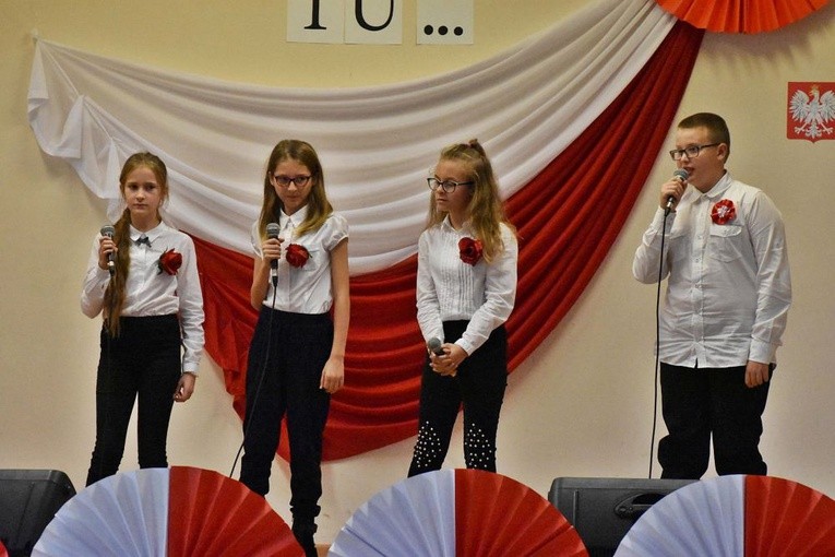 Pieśni patriotyczne na „Wysypisku” w Lutomii Dolnej