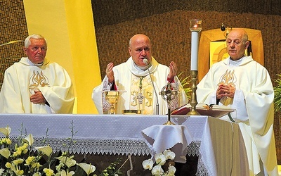 Przy ołtarzu i ustawionych przed nim relikwiach świętego papieża − bp Piotr Greger, ks. Stanisław Wawrzyńczyk  (po prawej) i ks. Mieczysław Dyga.