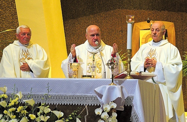 Przy ołtarzu i ustawionych przed nim relikwiach świętego papieża − bp Piotr Greger, ks. Stanisław Wawrzyńczyk  (po prawej) i ks. Mieczysław Dyga.