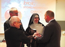 Kęcka klaryska, s. Rafaela Rapacz, z gośćmi sesji o Matce Marii Łempickiej.