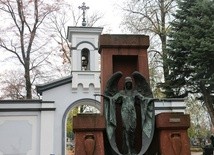 Figura "Anioła ciszy" na radomskim cmentarzu