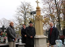 Przy odnowionym nagrobku (od lewej) Jerzy Przyborowski, przewodniczący komitetu,  Edyta Sitarska, dyrektor radomskiej nekropolii, ks. Andrzej Tuszyński, proboszcz parafii pw. św. Wacława, i Sławomir Adamiec, wiceprzewodniczący komitetu