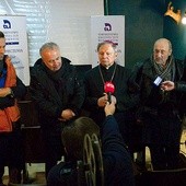 O obrazie i męczenniku mówią (od lewej): Marcin Bosak,  który gra postulatora procesu beatyfikacyjnego, Jacek Gwizdała, bp Henryk Tomasik, Piotr Fronczewski i Wojciech Pestka, autor scenariusza.