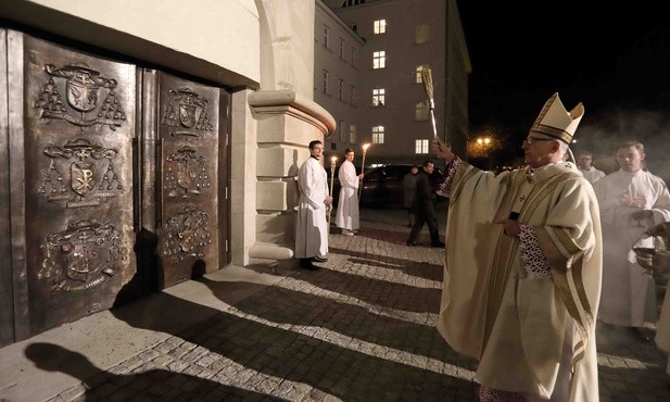 Nowe drzwi do kościoła akademickiego
