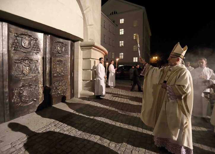 Nowe drzwi do kościoła akademickiego