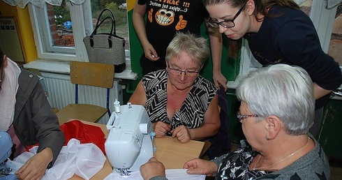 Wielkie szycie w małym Dalęcinie