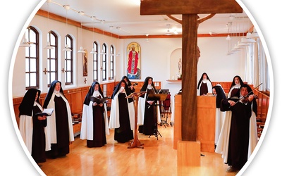 W trakcie codziennej liturgii brzmią własne kompozycje sióstr – muzyka, której nie chce się przestać słuchać.