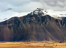Islandzkie pejzaże jesienią przypominają karmelitański habit.