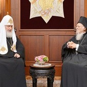 Pod koniec sierpnia patriarcha Cyryl udał się na rozmowy „ostatniej szansy” do Konstantynopola. Patriarcha Bartłomiej (z prawej) nie zmienił jednak zdania i rozpoczął proces nadania autokefalii prawosławiu ukraińskiemu.