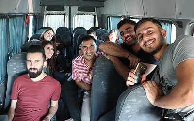 Grupa młodych  irackich chrześcijan  w drodze do Kirsehir  po tygodniowym kursie formacyjnym  z bp. Paolo Bizzetim.