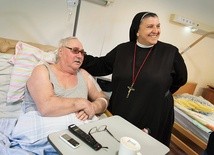 Pan Antoni, czekając na papieża, dostał sił do dalszego życia. Siostra Michaela nieustannie wspiera chorych.