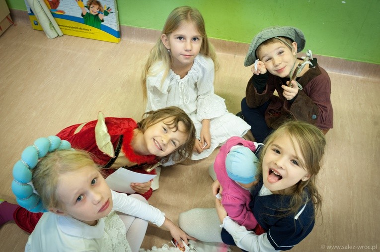 Bal Wszystkich Świętych w szkole salezjańskiej