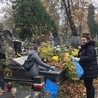 Radomska młodzież sprzątała na cmentarzu