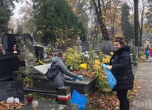 Radomska młodzież sprzątała na cmentarzu