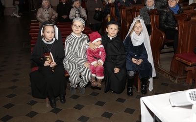Dzieci przebrały się za wybranych świętych