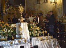 W parafii ojców pasjonistów wzywano wstawiennictwa świętych i błogosławionych, pochodzących ze zgromadzeń o. pasjonistów i s. nazaretanek