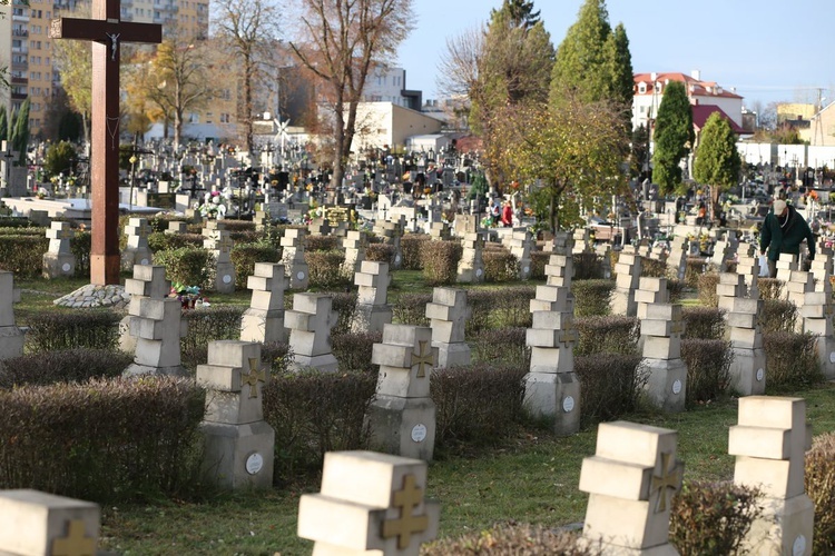 Cmentarz wojenny w Ostrowcu Świętokrzyskim 