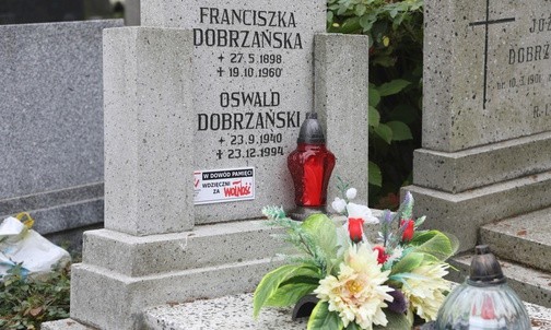 Znaki pamięci i wdzięczności pojawiły się na nagrobkach