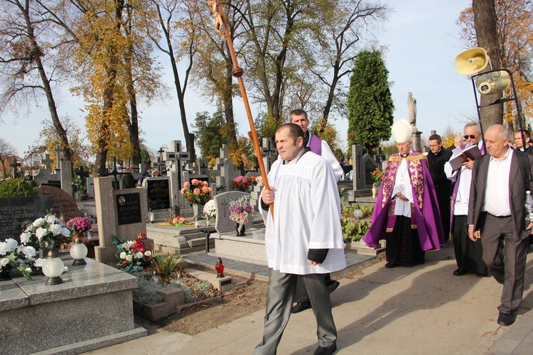 Msza św. na cmentarzu katedralnym w Łowiczu