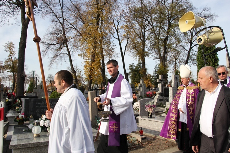Msza św. na cmentarzu katedralnym w Łowiczu