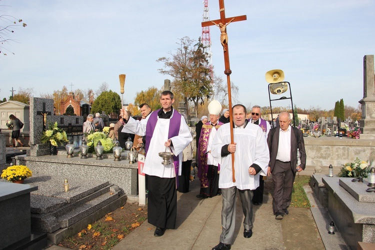 Msza św. na cmentarzu katedralnym w Łowiczu