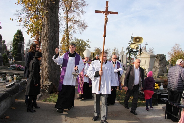 Msza św. na cmentarzu katedralnym w Łowiczu