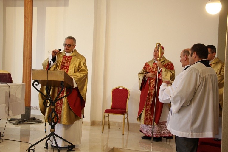 Msza św. na cmentarzu katedralnym w Łowiczu