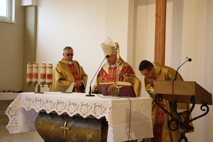 Msza św. na cmentarzu katedralnym w Łowiczu