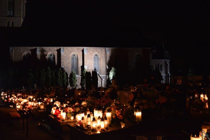 Cmentarze nocą okiem naszych czytelników