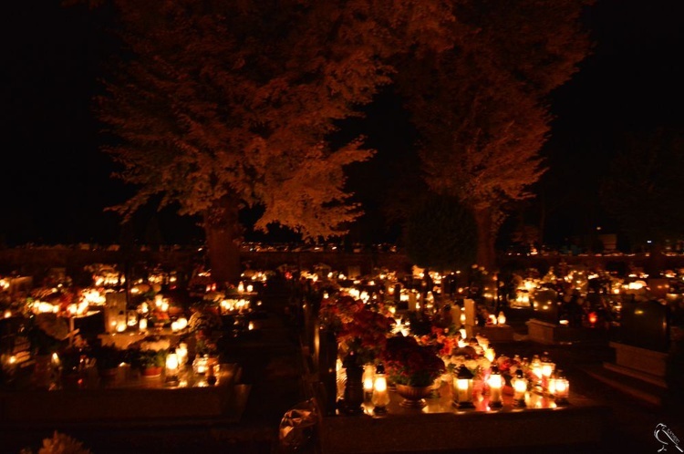 Cmentarze nocą okiem naszych czytelników