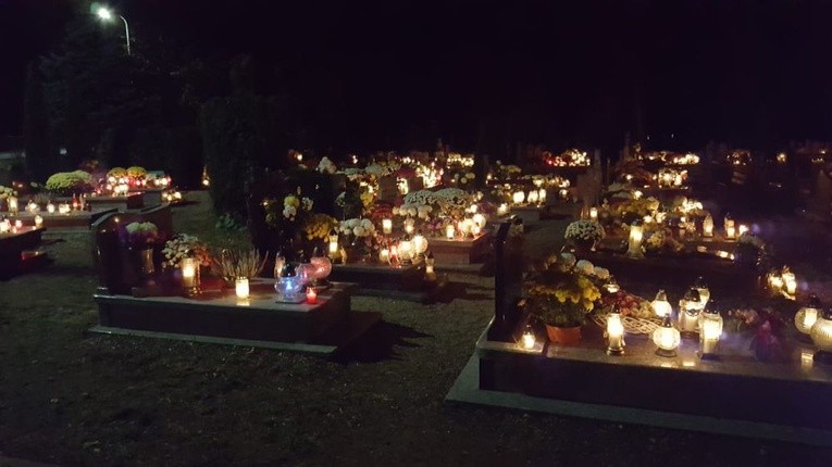 Cmentarze nocą okiem naszych czytelników