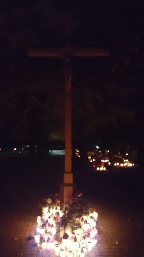 Cmentarze nocą okiem naszych czytelników