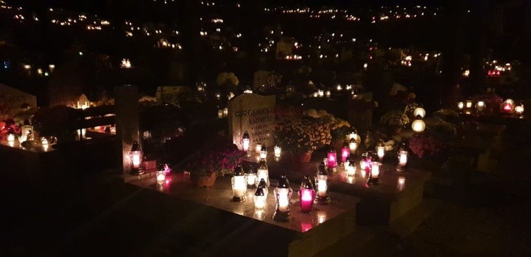 Cmentarze nocą okiem naszych czytelników