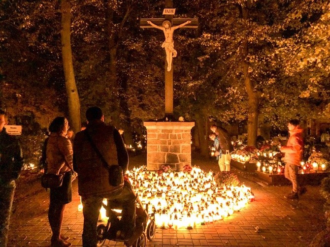 Cmentarze nocą okiem naszych czytelników