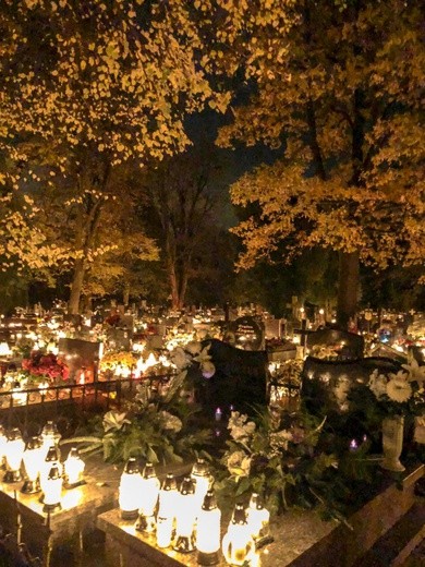 Cmentarze nocą okiem naszych czytelników