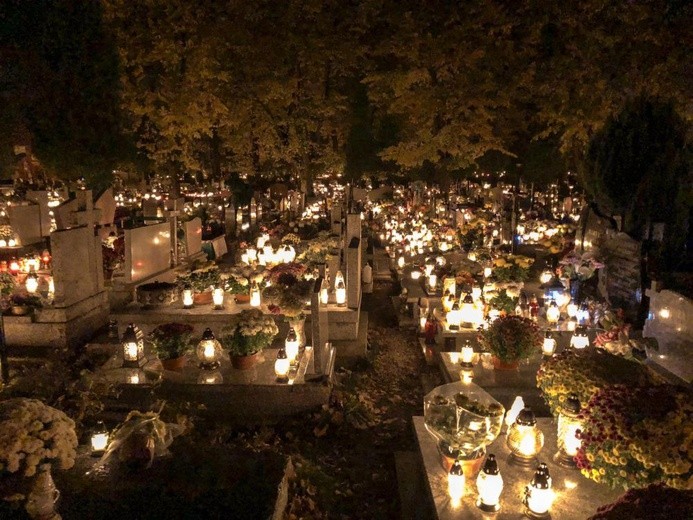 Cmentarze nocą okiem naszych czytelników