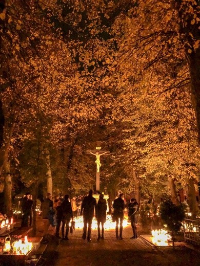 Cmentarze nocą okiem naszych czytelników