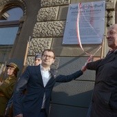 Z okazji 100. rocznicy odzyskania niepodległości na ścianie kamienicy, gdzie mieściła się Komisja Pięciu, odsłonięto pamiątkową tablicę. Aktu tego dokonują (od lewej): Kazimierz Kelles-Krauz, krewny Stanisława Kelles-Krauza oraz Karol Semik, wiceprezydent Radomia