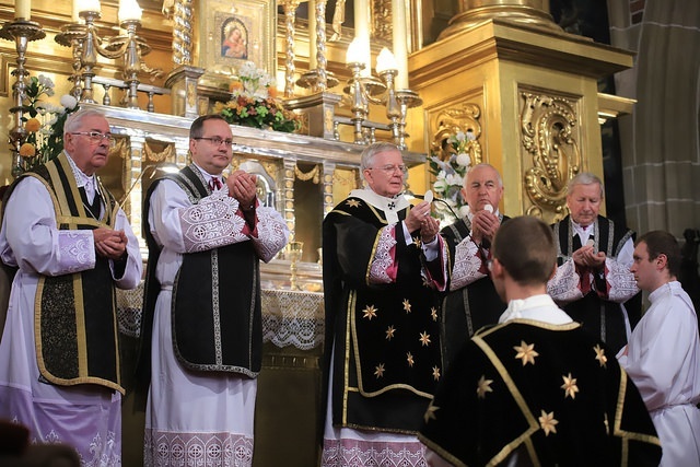 Procesja żałobna w katedrze na Wawelu